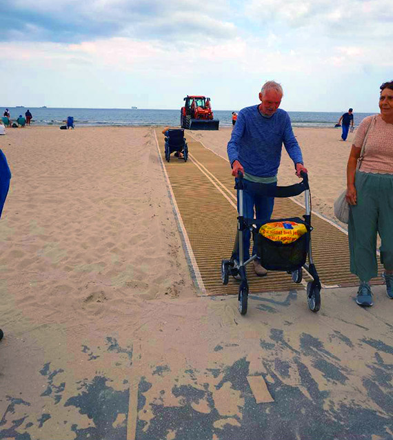 Plaża bez barier. Nowa mata ułatwi dojście do morza osobom z niepełnosprawnościami