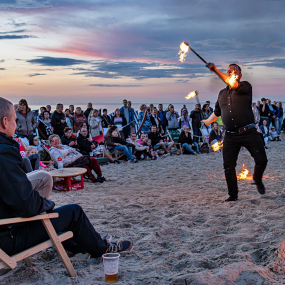 Ekipa Papuga Fireshow podpaliła świnoujską plażę. Tłumy oglądały widowisko przy zachodzie słońca