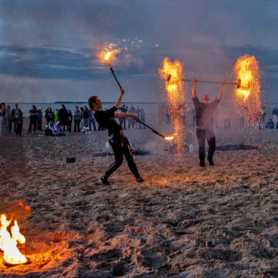 Ekipa Papuga Fireshow podpaliła świnoujską plażę. Tłumy oglądały widowisko przy zachodzie słońca