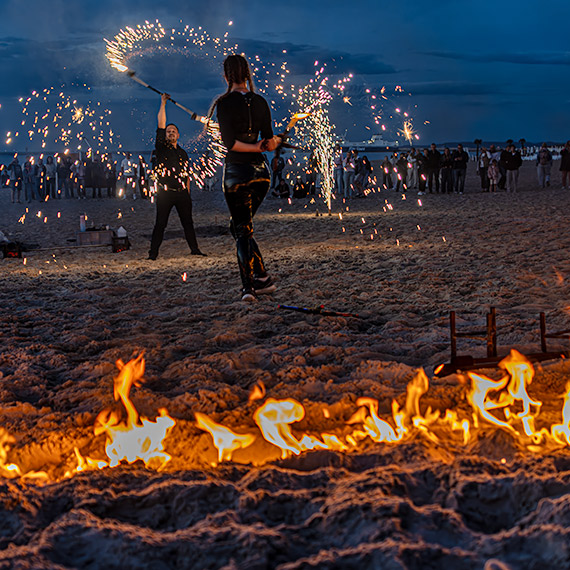 Ekipa Papuga Fireshow podpaliła świnoujską plażę. Tłumy oglądały widowisko przy zachodzie słońca