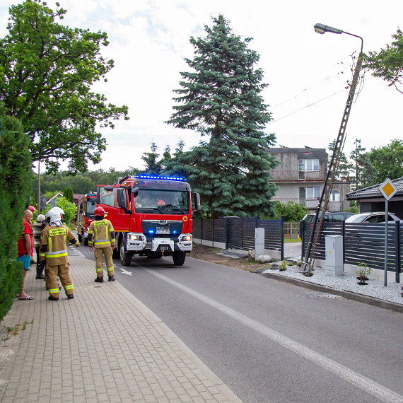 Kula ognia po uderzeniu w s�up. Kobieta szybko odjecha�a z miejsca zdarzenia
