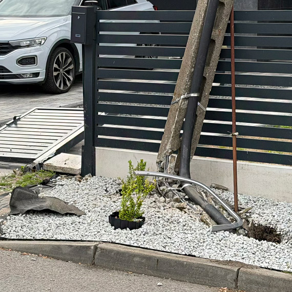 Kula ognia po uderzeniu w s�up. Kobieta szybko odjecha�a z miejsca zdarzenia