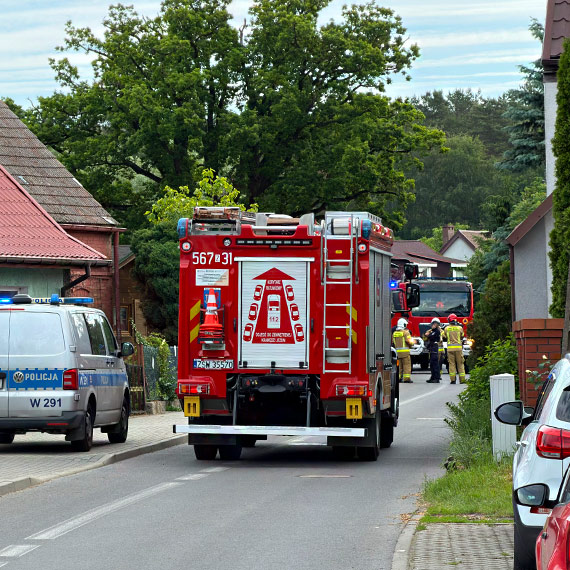 Kula ognia po uderzeniu w s�up. Kobieta szybko odjecha�a z miejsca zdarzenia
