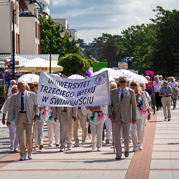 Seniorzy pokazali klas�. XVIII Morskie Juwenalia UTW rozta�czy�y �winouj�cie. Zobacz film!
