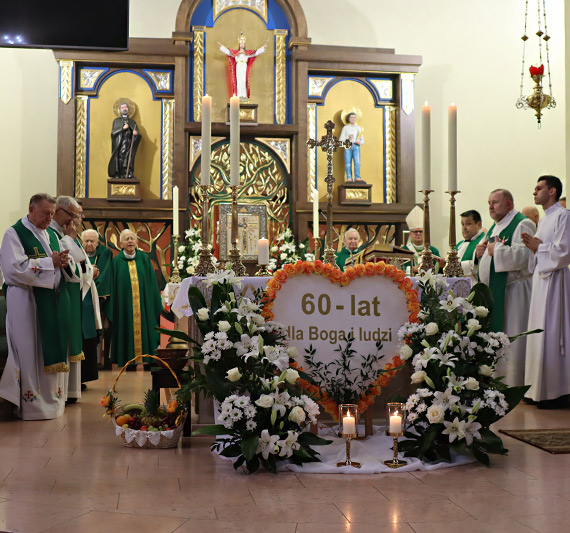 Z udziałem arcybiskupa Wiesława Śmigla. 60 lat w służbie Bogu i ludziom. Ksiądz Prałat Kazimierz Sasadeusz i 20 innych kapłanów diecezji świętowało rocznicę swoich święceń