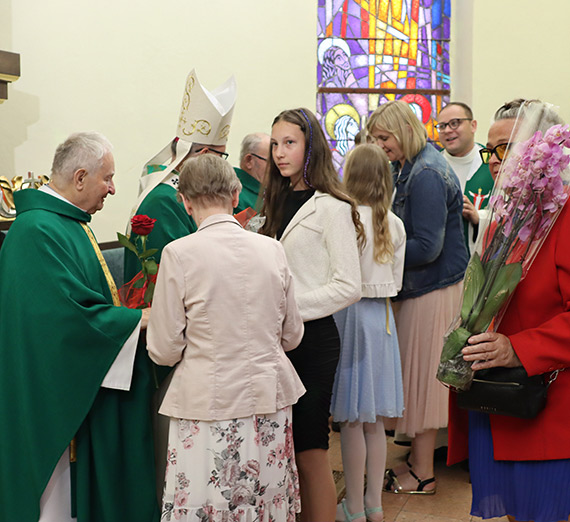 Z udziałem arcybiskupa Wiesława Śmigla. 60 lat w służbie Bogu i ludziom. Ksiądz Prałat Kazimierz Sasadeusz i 20 innych kapłanów diecezji świętowało rocznicę swoich święceń