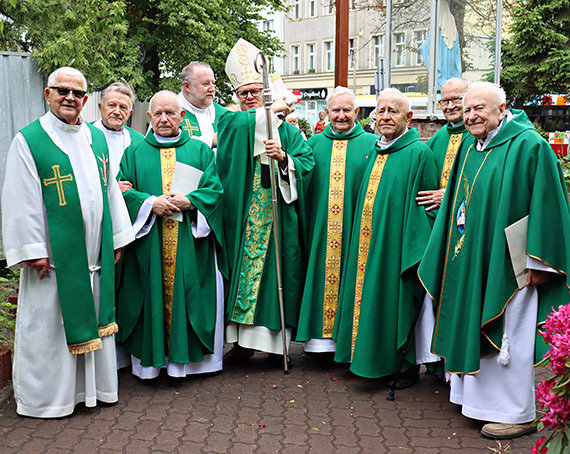 Z udziałem arcybiskupa Wiesława Śmigla. 60 lat w służbie Bogu i ludziom. Ksiądz Prałat Kazimierz Sasadeusz i 20 innych kapłanów diecezji świętowało rocznicę swoich święceń