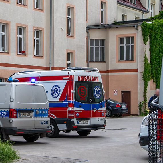 Uderzy� m�czyzn� w g�ow�. 57-latek trafi� do szpitala, sprawca jest nadal poszukiwany