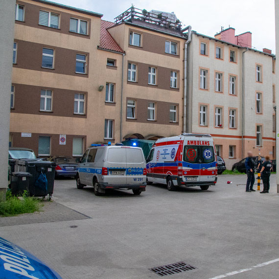 Uderzył mężczyznę w głowę. 57-latek trafił do szpitala, sprawca jest nadal poszukiwany