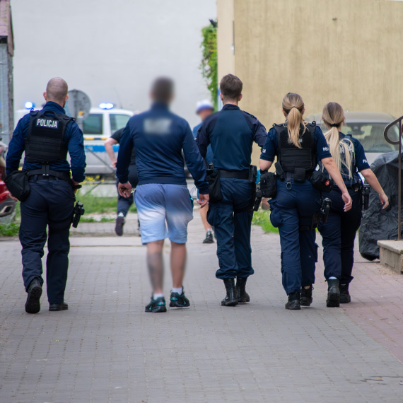 Uderzył mężczyznę w głowę. 57-latek trafił do szpitala, sprawca jest nadal poszukiwany