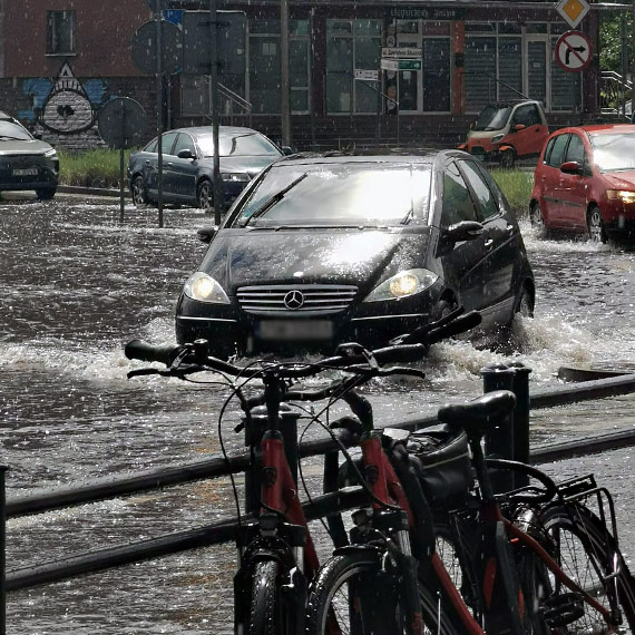 Ulewa sparali�owa�a centrum �winouj�cia. Ulice zamieni�y si� w rw�ce potoki