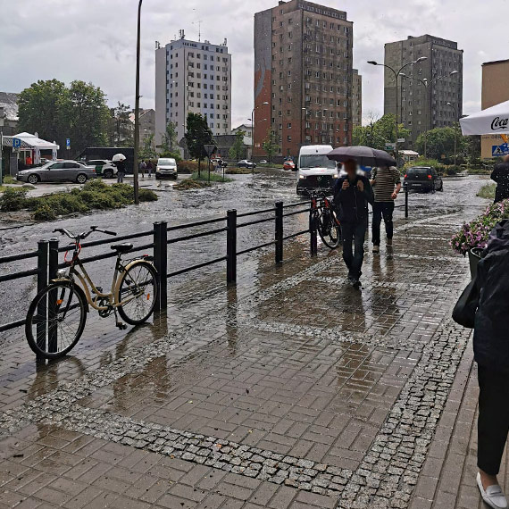 Ulewa sparaliżowała centrum Świnoujścia. Ulice zamieniły się w rwące potoki