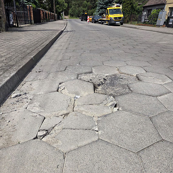 Kolejna szkoda na ulicy Wielkopolskiej. Lu�na trylinka uszkodzi�a opon� i felg�
