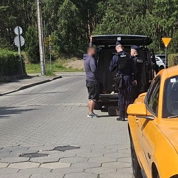 Kolejna szkoda na ulicy Wielkopolskiej. Luźna trylinka uszkodziła oponę i felgę