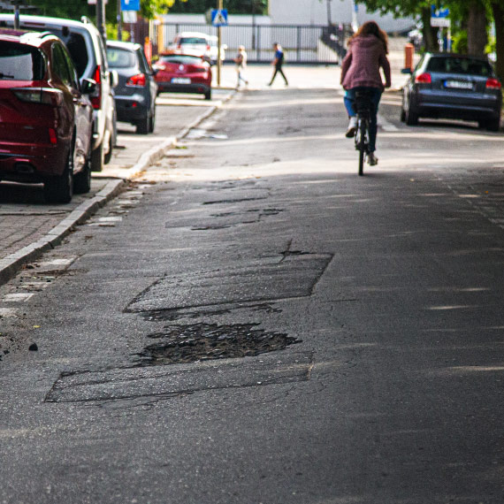 Dziury na ulicy. Mieszka�cy pytaj�: ile jeszcze trzeba czeka�?