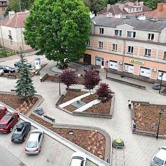 Plac Borowskiego na Warszowie przechodzi metamorfoz�