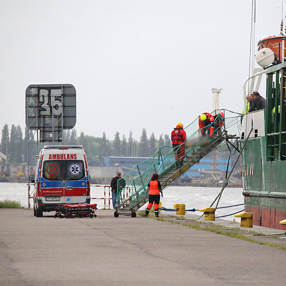 Ewakuacja medyczna ze statku w Świnoujściu. 27-letni członek załogi trafił śmigłowcem do Szczecina