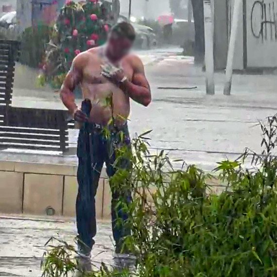 M�czyzna urz�dzi� sobie prysznic w fontannie podczas ulewy. Nietypowa scena na placu Wolno�ci