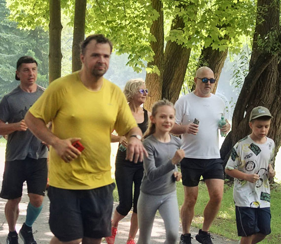 Dzień Ojca i Dzień Jogi na 453. parkrunie