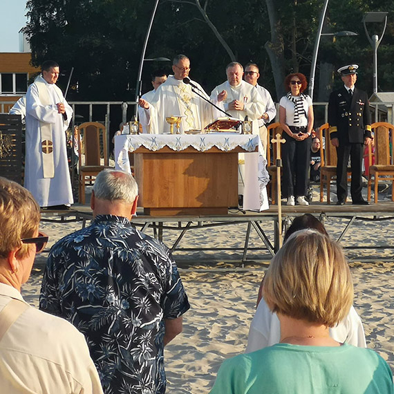 Oby szcz�liwa gwiazda czuwa�a nad morskim k�pieliskiem. Inauguracja sezonu na pla�y z modlitw� i b�ogos�awie�stwem