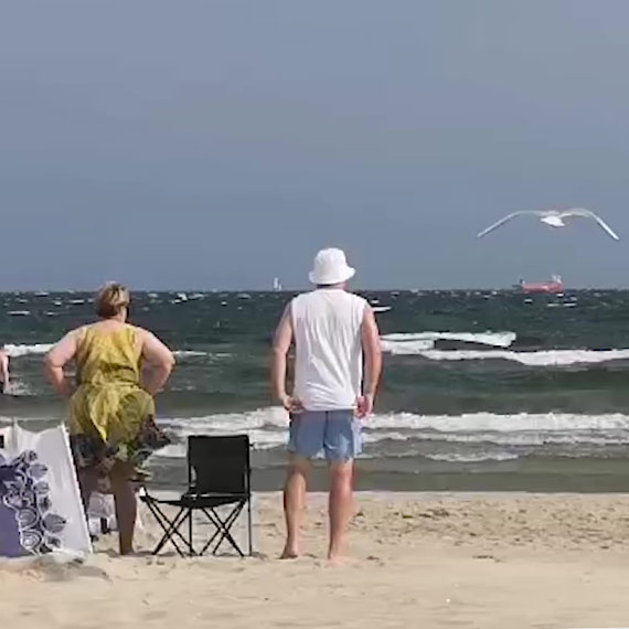 Wiatr przyni�s� ulg� po upale. Tak wygl�da pla�a w �winouj�ciu w niedzielny poranek. Zobacz film!