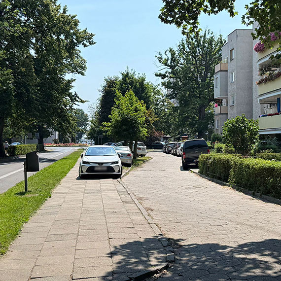 Samoch�d na chodniku przy wej�ciu do Parku Zdrojowego. Piesi musieli omija� przeszkod�