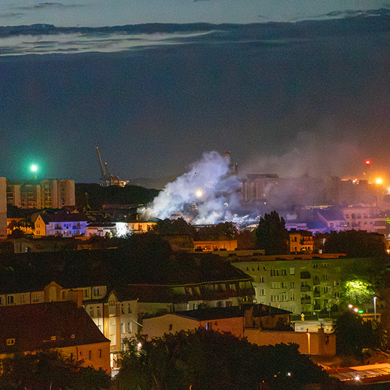 Dramatyczny po�ar kamienicy przy Grunwaldzkiej. Ewakuowano rodziny z dzie�mi, zawali�a si� cz�� dachu. Zobacz film!