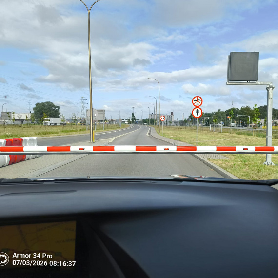 Rowerzystka zablokowa�a tunel. Ruch zosta� wstrzymany w obu kierunkach