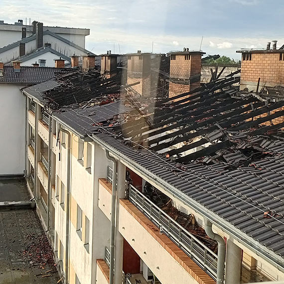 Pomoc dla poszkodowanych po po�arze przy ul. Grunwaldzkiej. MOPR uruchomi� wsparcie, trwa ocena stanu budynku