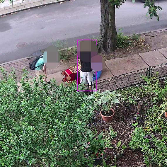 Zabrali ozdobny w�zek z ogr�dka i urz�dzili sobie zabaw�. Mieszkaniec: to nie zabawka, tylko czyja� w�asno��