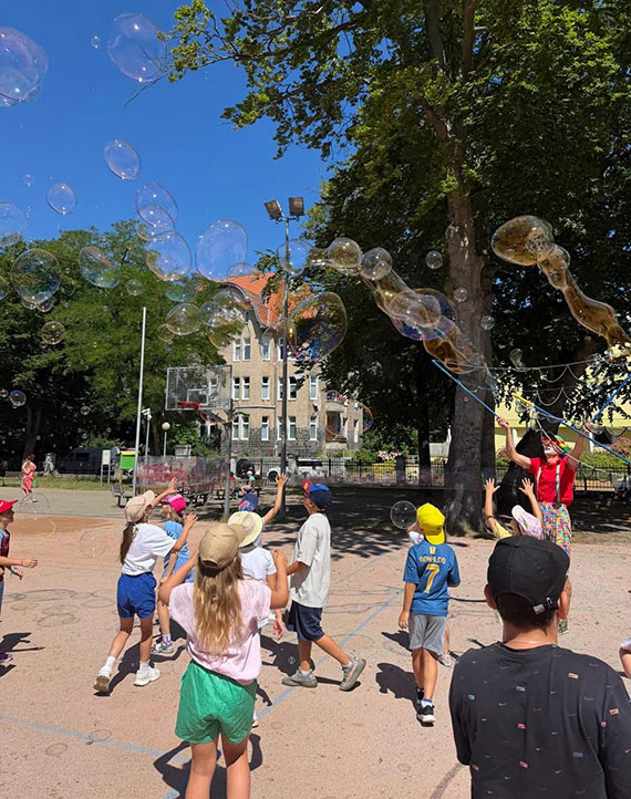 Kino, sport, warsztaty i wycieczki. Tak wyglądają miejskie półkolonie