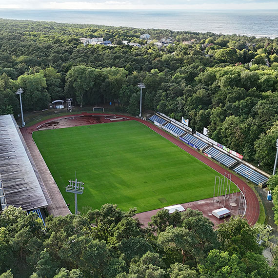 Przerwa od mecz�w, ale nie od pracy. Zadbano o muraw� stadionu