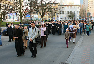 Z krzyem przez miasto