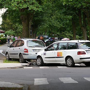 Wypadek samochodowy na skrzyowaniu