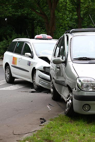 Wypadek samochodowy na skrzyowaniu